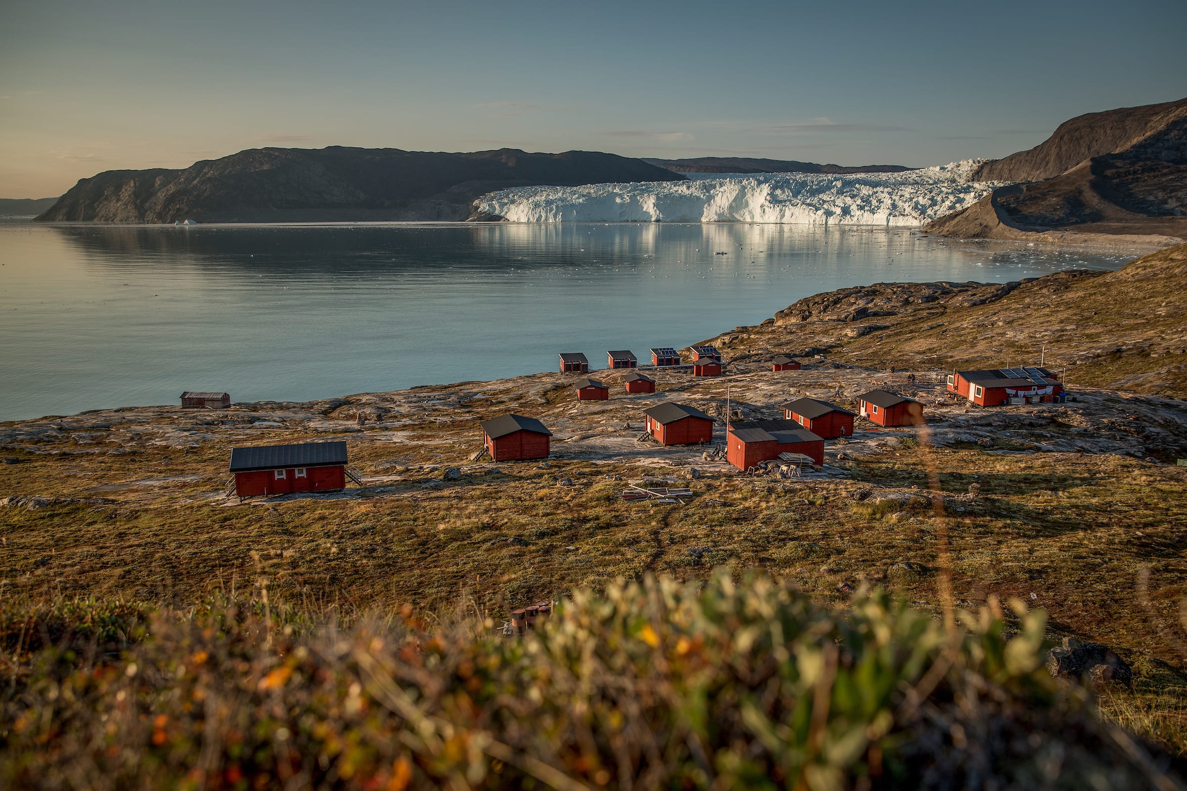 Udsigten over Glacier Lodge Eqi med gletsjeren i baggrunden i det nordlige Grønland - Fotograf: Mads Pihl, Visit Greenland